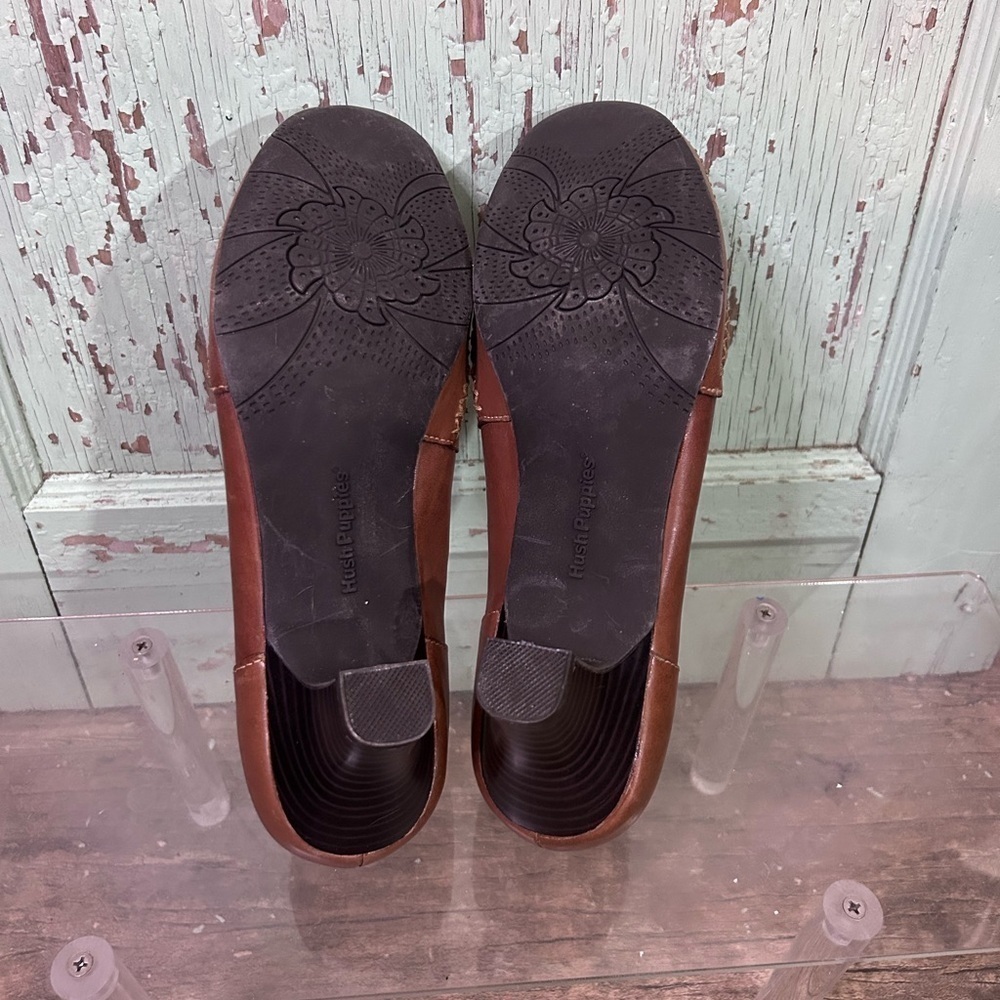 Women’s Hush Puppies “Pasha” brown leather round-toe pumps - Picture 5 of 6